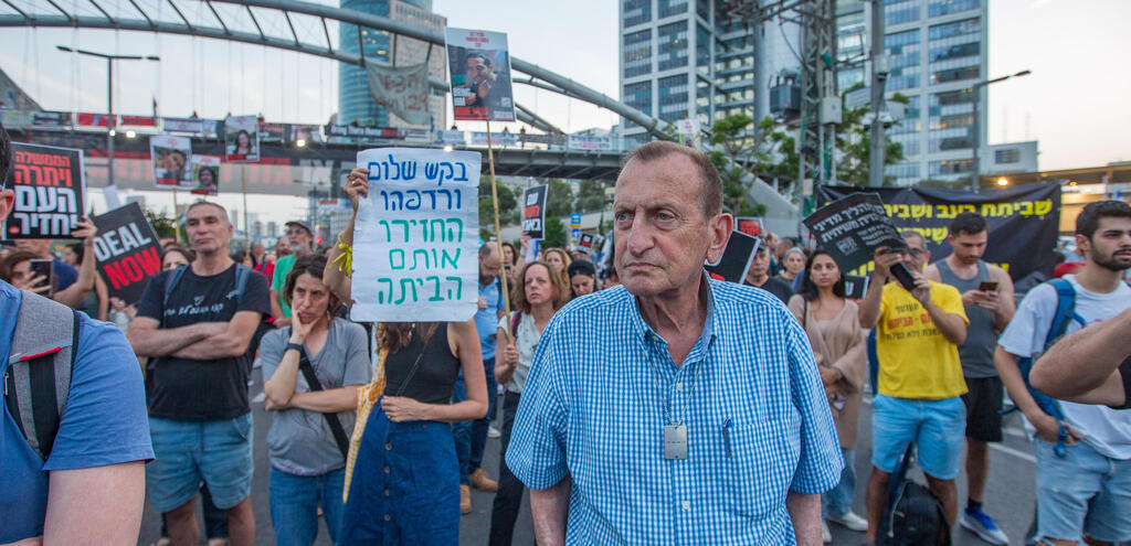 הפגנה של מחאת הנשים מול שער בגין