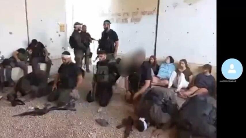 המחבלים לצד התצפיתניות החטופות תיעוד חטיפת התצפיתניות לירי אלבג, קרינה ארייב, אגם ברגר, דניאלה גלבוע ונעמה לוי מבסיס נחל עוז