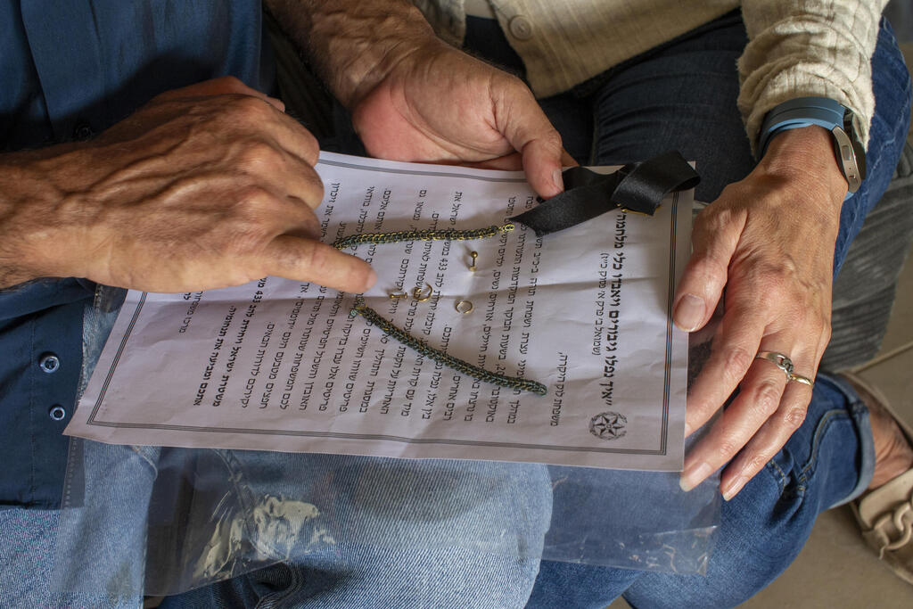 "ניצור מהם משהו שיזכיר אותה". התכשיטים של שני ז"ל (צילום: עמית שאבי ) הוריה של שני לוק קיבלו את תכשיטיה של שני ז"ל