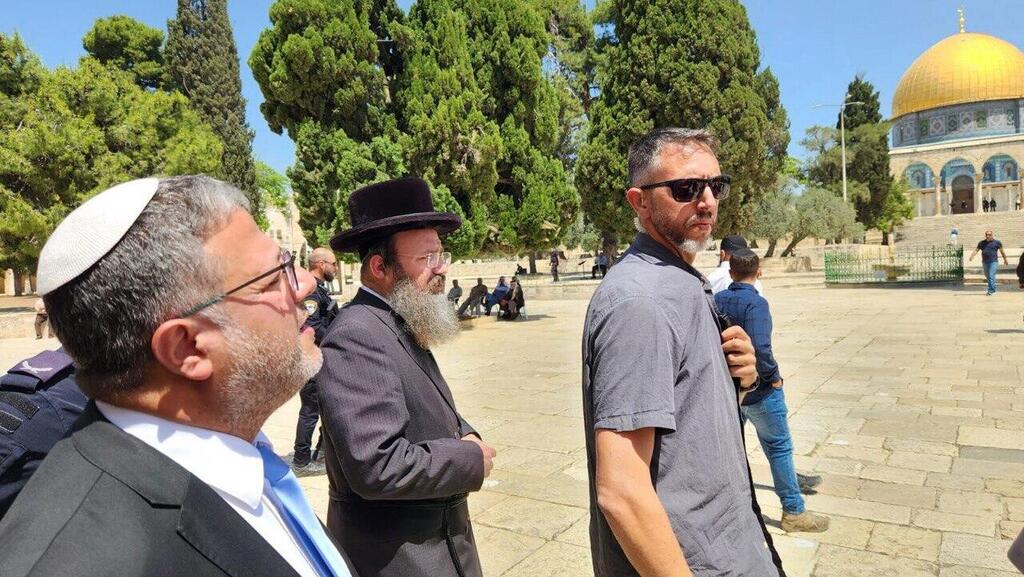 בן גביר בהר הבית, היום (צילום: מינהלת הר הבית) איתמר בן גביר עולה להר הבית
