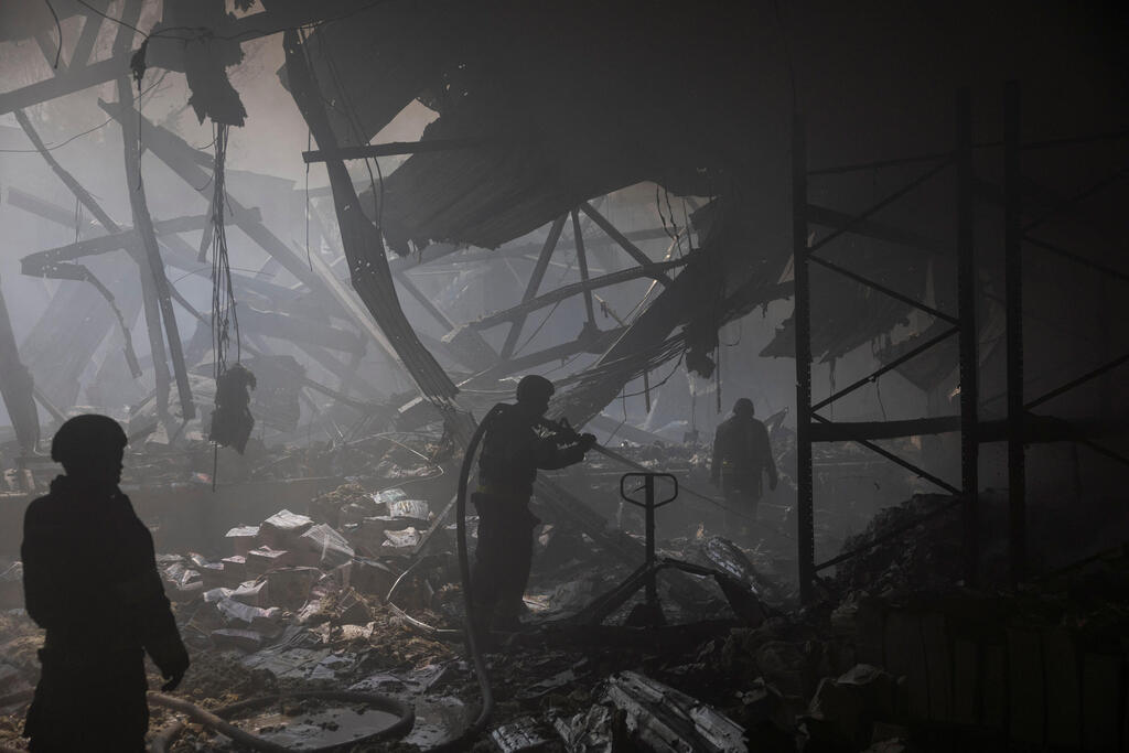 זירת מתקפה רוסית בעיר חרקוב (צילום: REUTERS/Valentyn Ogirenko) זירת מתקפה של רוסיה בעיר חרקוב אוקראינה
