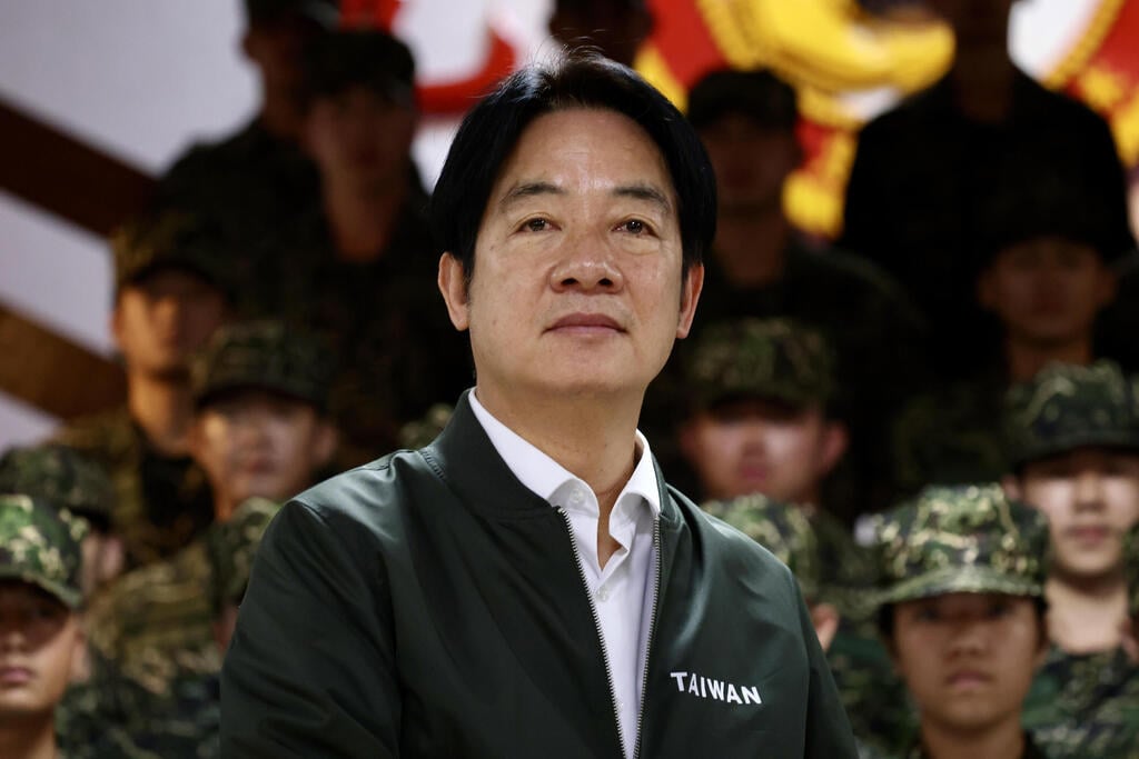 Taiwan President Lai Ching Te (Photo: EPA/RITCHIE B. TONGO) נשיא טייוואן לאי צ'ינגדה ( וויליאם לאי ) מבקר בבסיס צבאי בצל תרגיל שבו פתח צבא סין בסמוך לאי