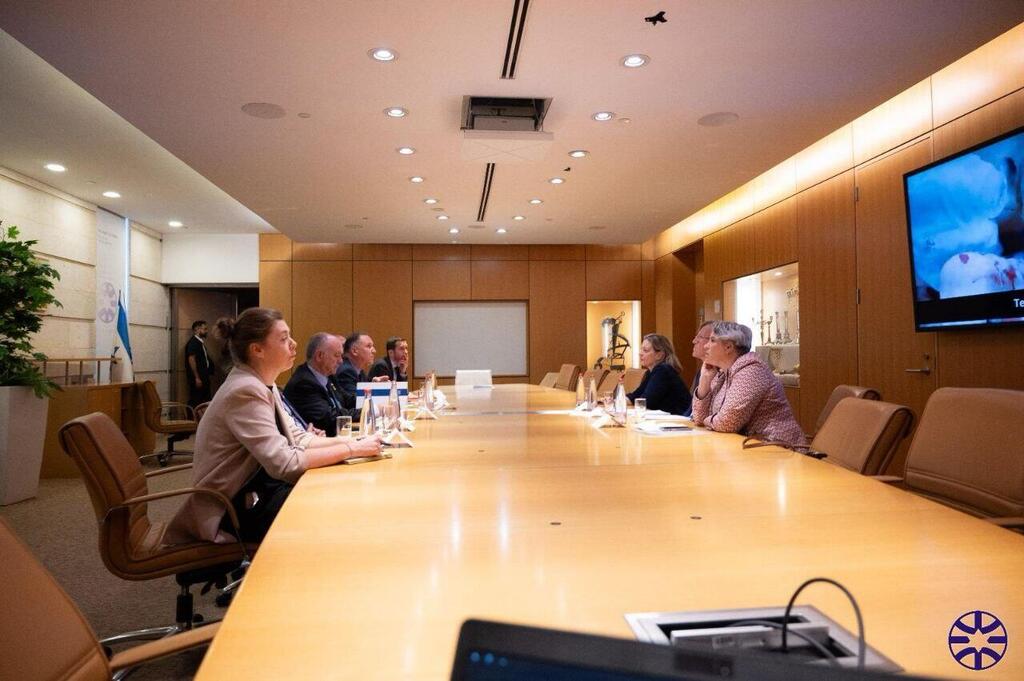 השגרירים צופים בסרטון התצפיתניות. "נראה לכם מה חמאס עשה" הקרנת סרטון חטיפת התצפיתניות לשגרירי נורבגיה, אירלנד וספרד