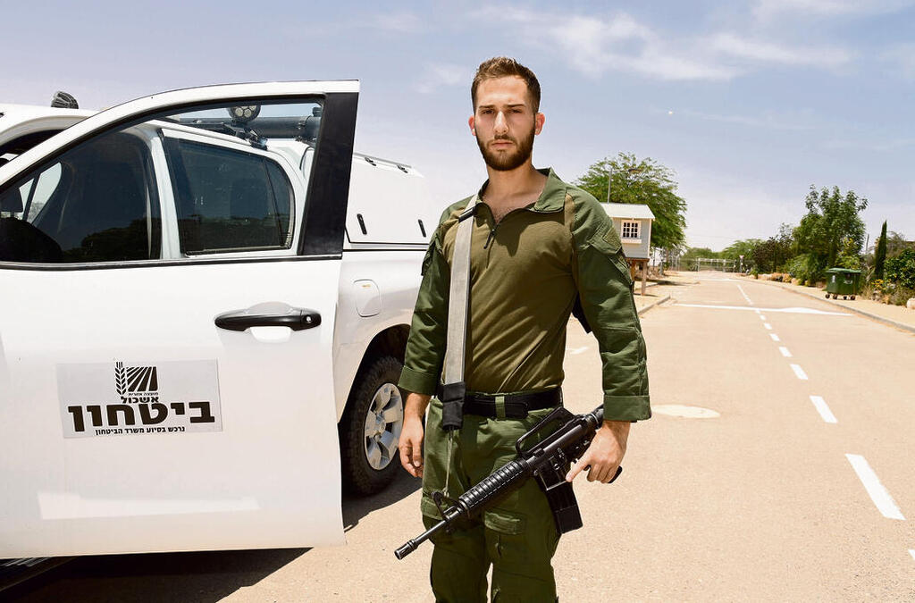 Жігіт трусикимен жұлқылайды