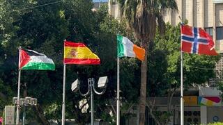 דגלי ספרד נורבגיה ואירלנד מונפים מחוץ לעיריית שכם