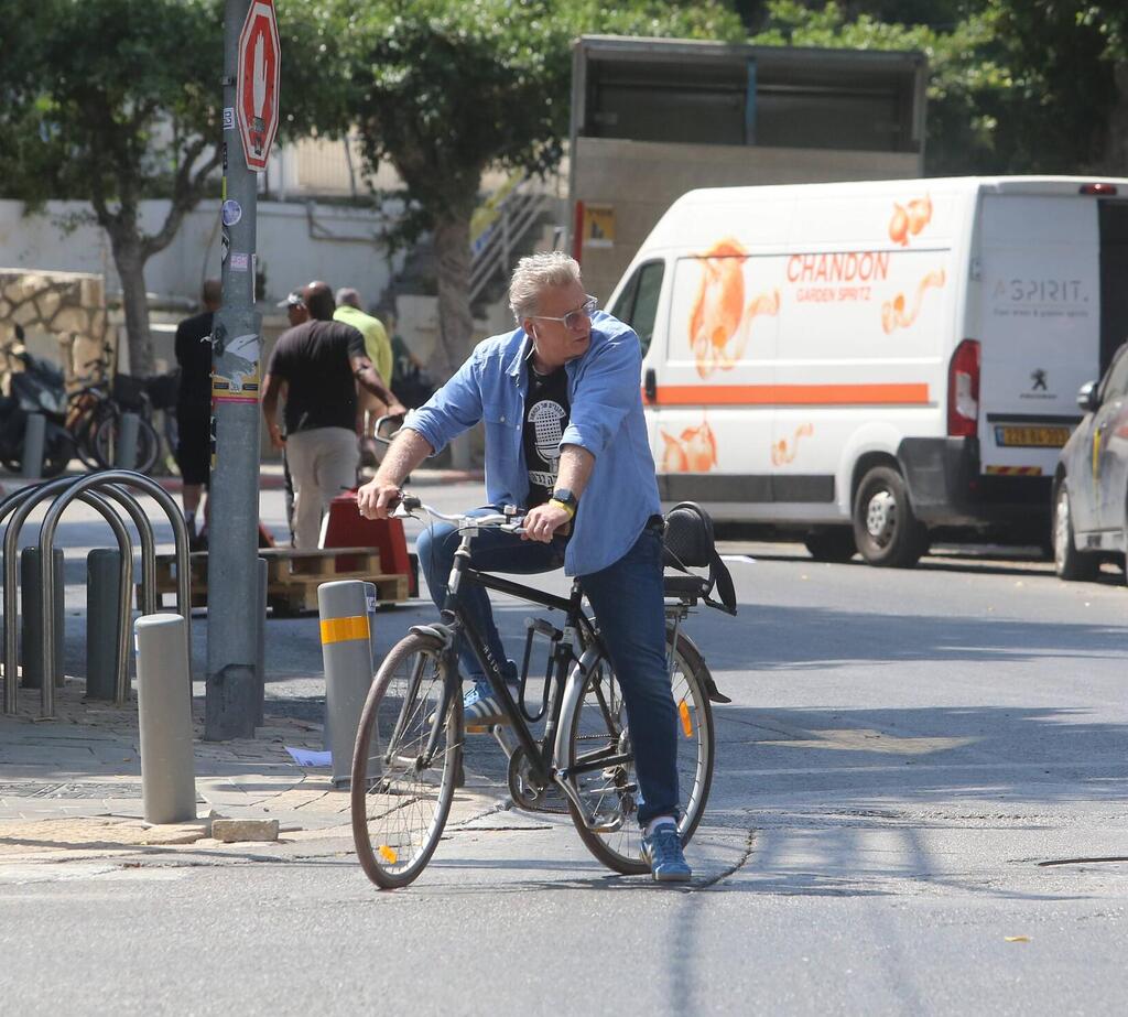 בודק את הדרך. ליאור אשכנזי (צילום: מוטי לבטון) פפראצי
