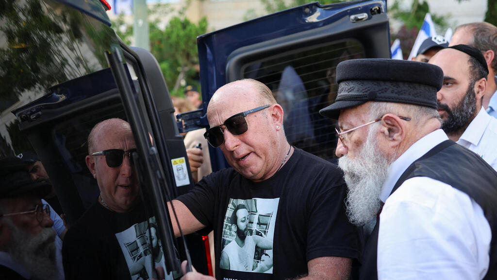 האב ראובן (צילום: REUTERS/Marko Djurica) מסע הלווייתו של חנן יבלונקה ז״ל