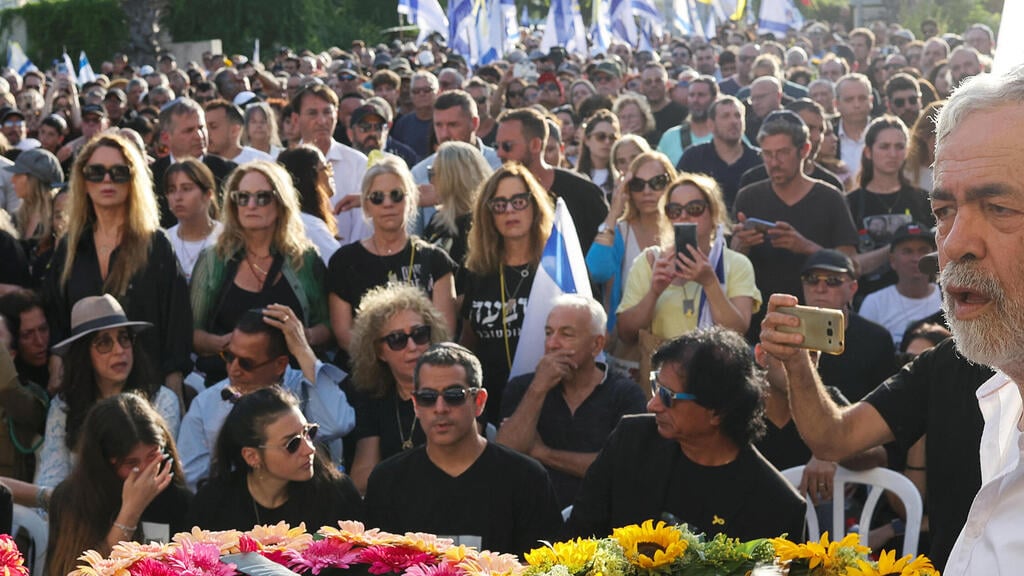 משפחות חטופים הגיעו להלוויה (צילום: REUTERS/Marko Djurica) הלווייתו של חנן יבלונקה ז״ל