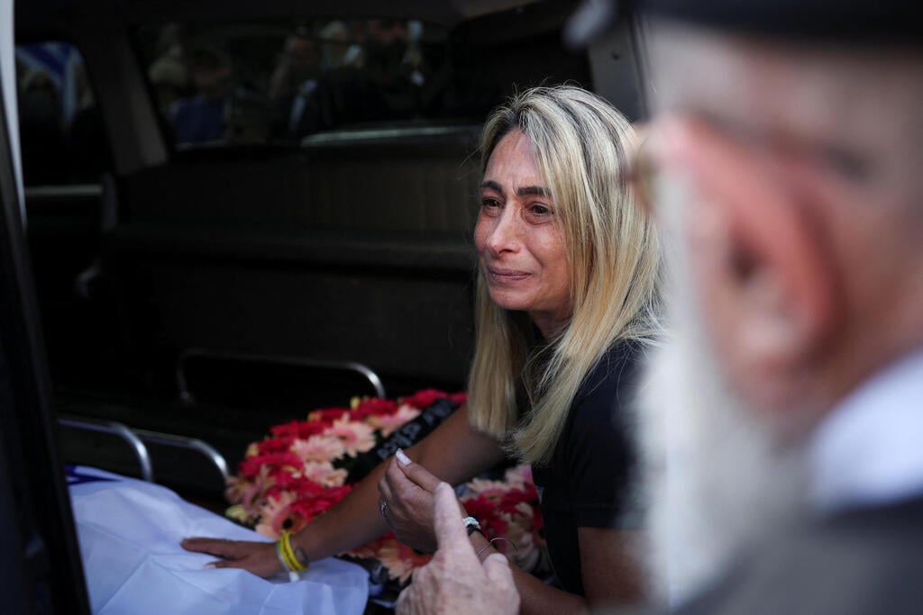 אורית יבלונקה, אחותו של חנן ז"ל (צילום: REUTERS/Marko Djurica) מסע הלווייתו של חנן יבלונקה ז״ל