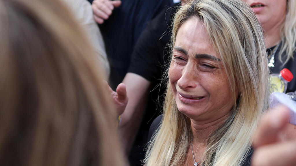 האחות אורית בהלוויה (צילום: REUTERS/Marko Djurica) מסע הלווייתו של חנן יבלונקה ז״ל