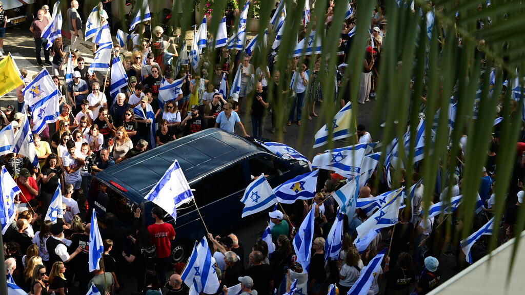 מסע ההלוויה של חנן יבלונקה (צילום: יובל חן ) הצעדה להלווייתו של חנן יבלונקה ז״ל מתל ברוך לקריית שאול בתל אביב