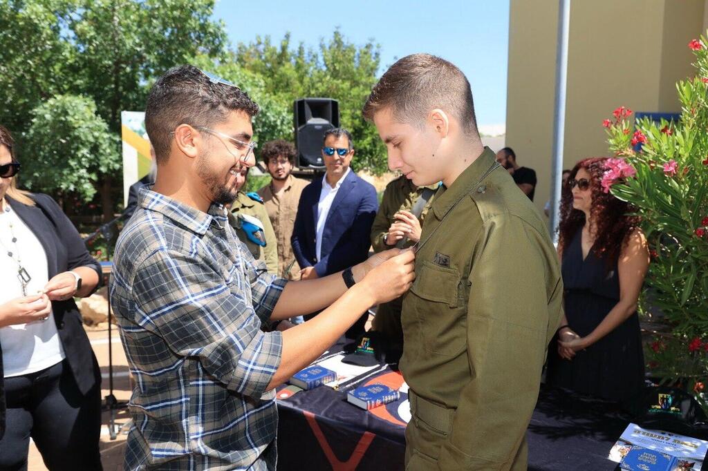 ישי שלו מעניק דרגות לאחד מהצעירים שהתגייסו במסגרת "גדולים במדים" (צילום: יוני וולף) "גדולים במדים", טקס הענקת אות לגיבורי המלחמה