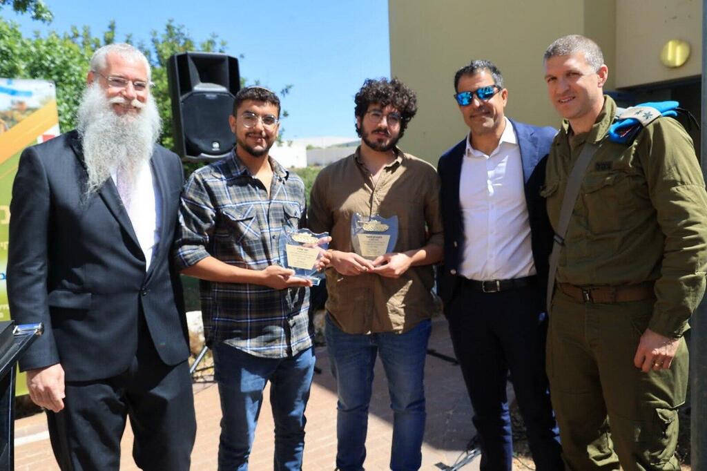 מימין לשמאל: אלוף (במיל') גבי אופיר, אלי כהן, אהרון מאור, ישי שלו והרב בליניצקי (צילום: יוני וולף) "גדולים במדים", טקס הענקת אות לגיבורי המלחמה