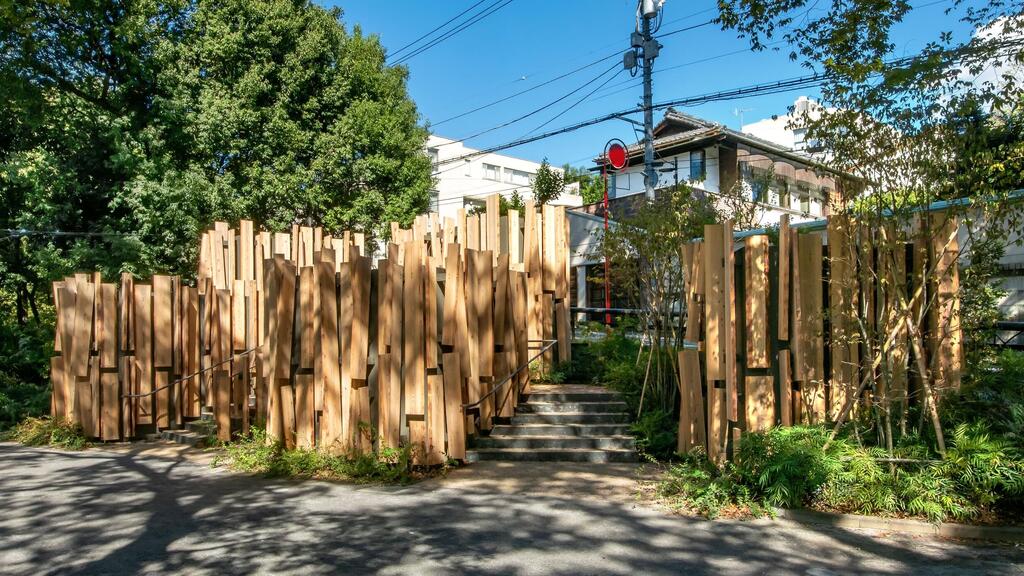 Kengo Kuma's wooden restrooms (Photo: Caito, Shutterstock) שירותים מפיסות עץ ממוחזרות, בעיצוב קנגו קומה, שירותים בטוקיו