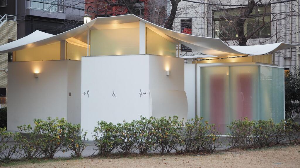 Facilities at the Octopus Playground (Photo: Ned Snowman, Shutterstock) השירותים בפארק התמנון עם הגג הייחודי, בעיצוב פומיהיקו מאקי, שירותים בטוקיו