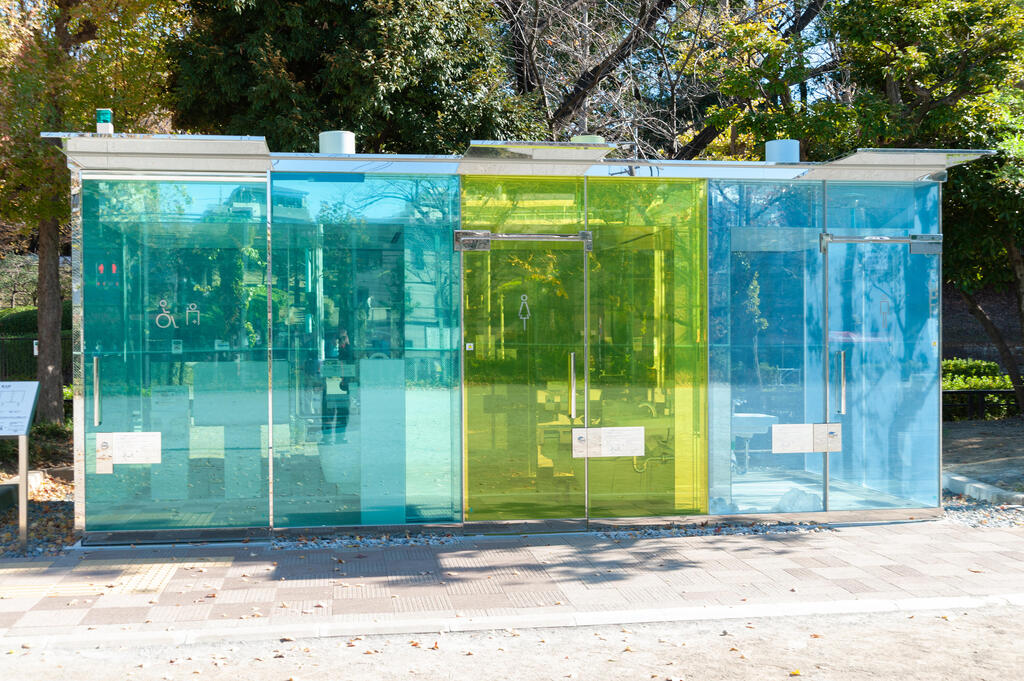 Shigeru Ban's transparent toilets (Photo: Sergio Yoneda, Shutterstock) שירותים שקופים-אטומים-צבעוניים בפארק, בעיצוב שיגרו באן, שירותים בטוקיו