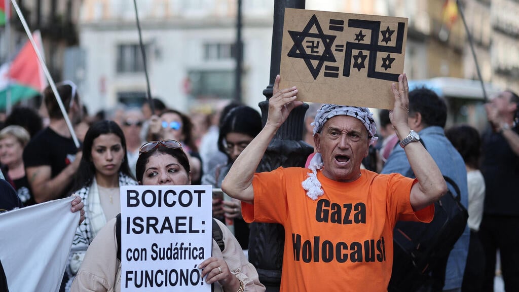 Photo: Thomas Coex / AFP מחאות נגד ישראל מול משרד החוץ במדריד