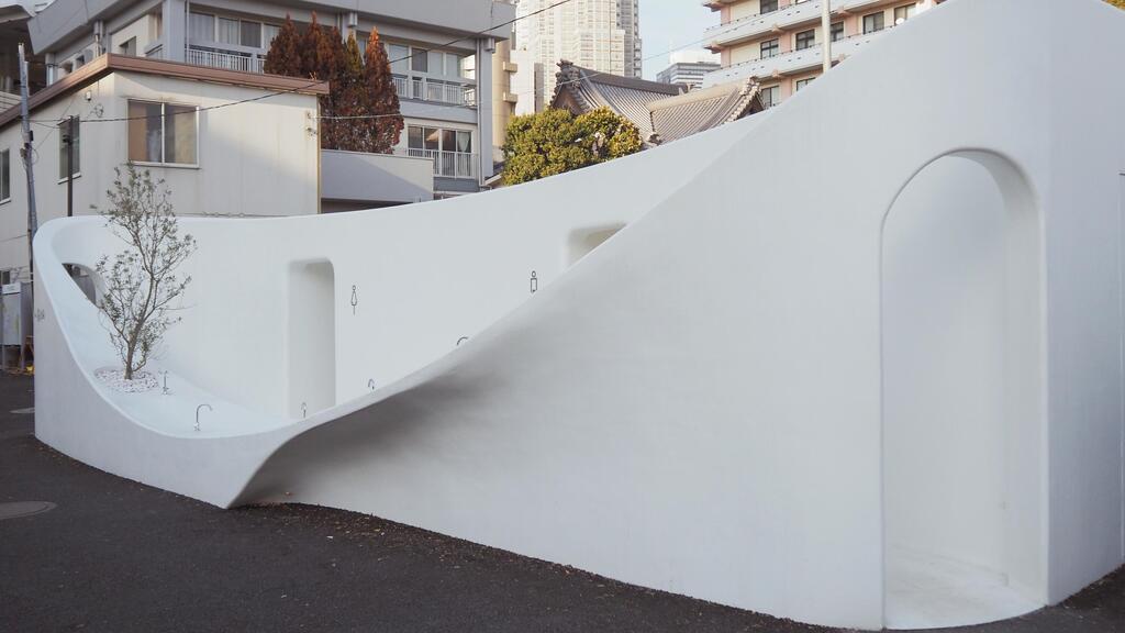 Sou Fujimoto's public restroom (Photo: Ned Snowman, Shutterstock) שירותים בהשראת מזרקה עם כיור משותף ועץ. Sou Fujimoto-designed