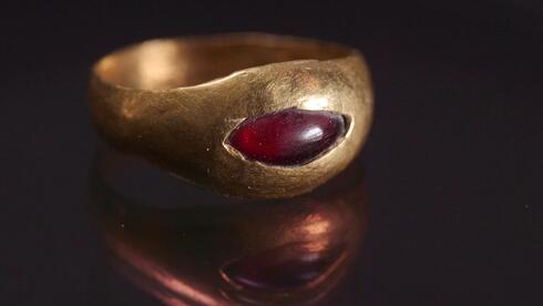 Archaeologists uncover 2,300-year-old gem-set golden ring in Jerusalem - Vimarsana News