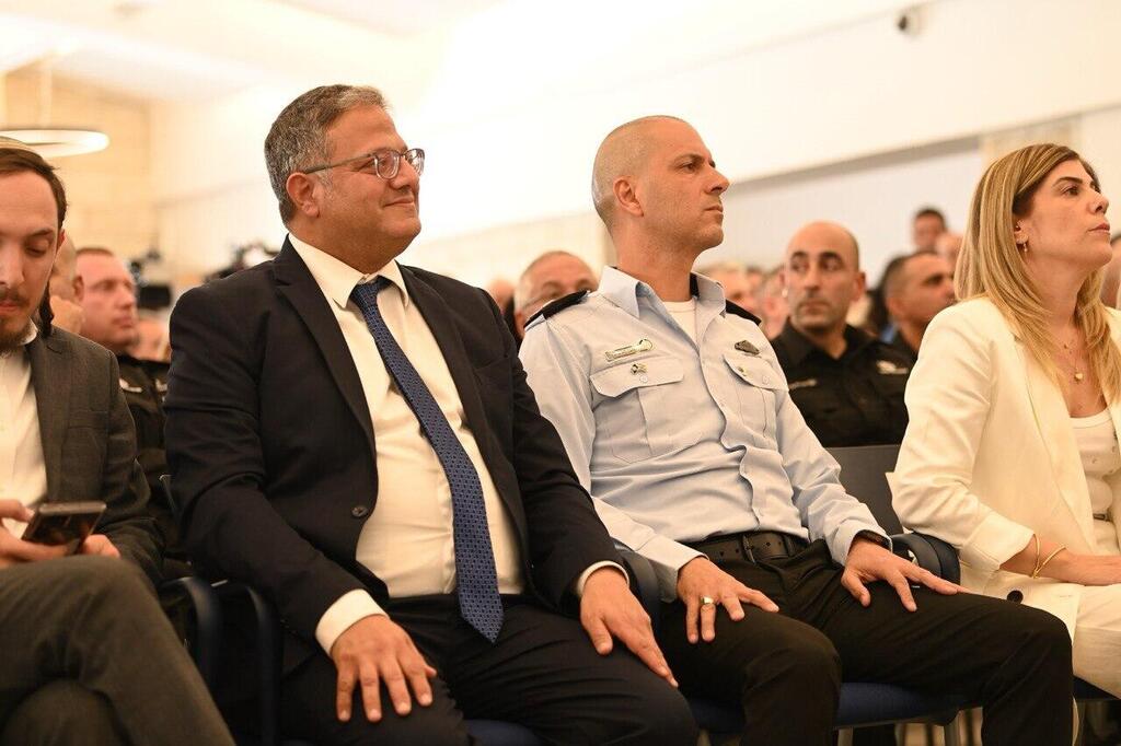 בן גביר בטקס הענקת דרגת רב גונדר לנציב שב"ס. שבתאי החרים (צילום: דוברות שירות בתי הסוהר) איתמר בן גביר בטקס הענקת דרגת רב גונדר לקובי יעקובי