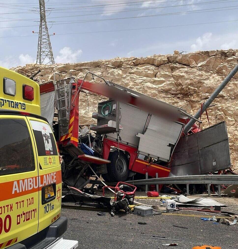  משאית שהתהפכה בכביש 437 סמוך לצומת מישור אדומים