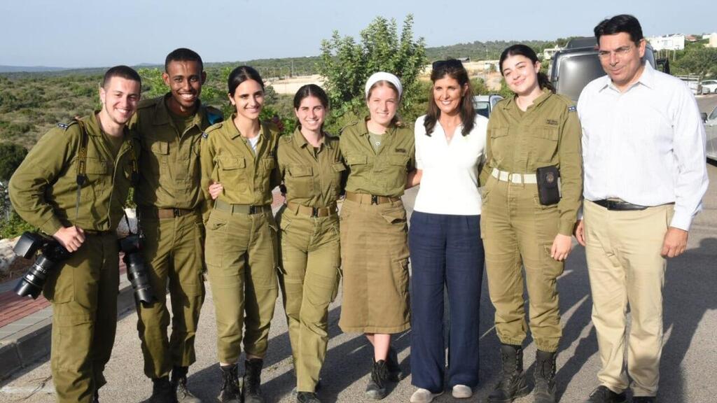 Nikki Haley and Danny Danon with IDF soldiers (Photo: Avihu Shapira) ניקי היילי וח"כ דני דנון בהצהרה לתקשורת