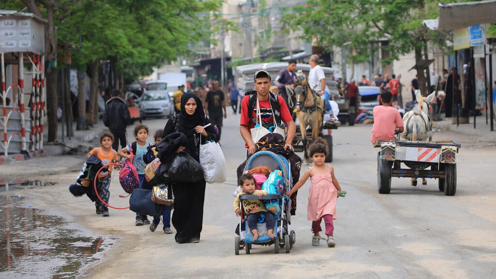 Palestinians leaving central Rafah (Photo: Eyad BABA / AFP) תל א-סולטאן