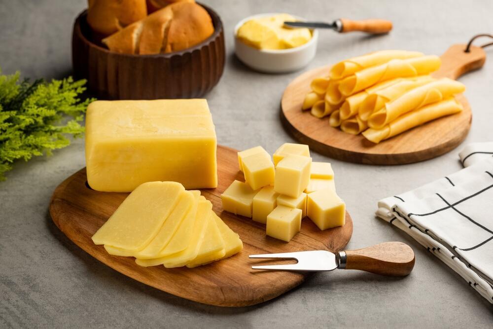גבינה צהובה. הצבע תלוי בפרה (צילום: shutterstock) מוצרי חלב גבינה חלב
