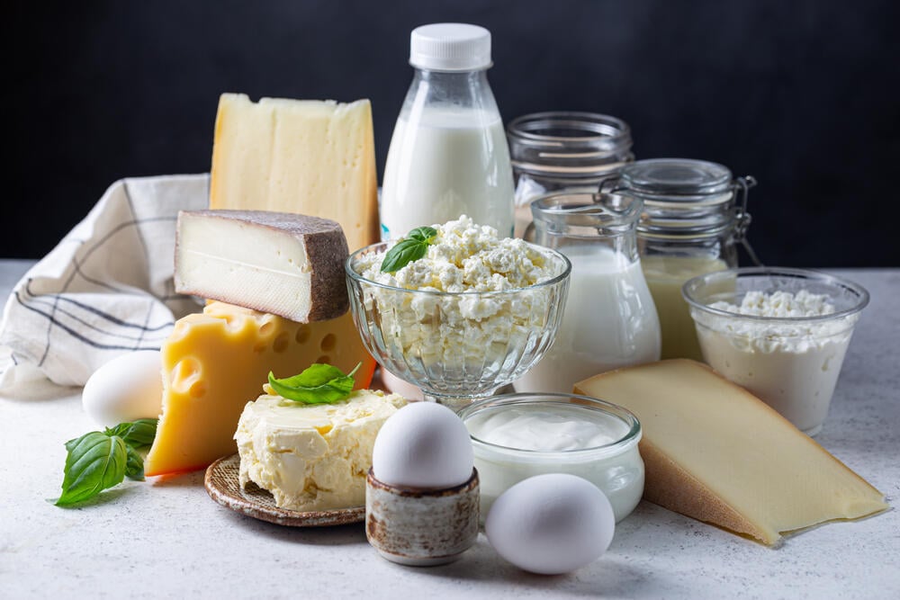 מוצרי חלב. מייצבים וחומרים משמרים (צילום: shutterstock) מוצרי חלב גבינה חלב
