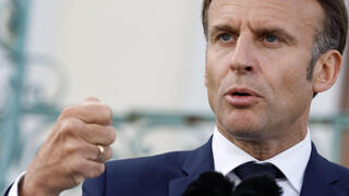 נשיא צרפת עמנואל מקרון עם קנצלר גרמניה אולף שולף מסיבת עיתונאים בברנדנבורג