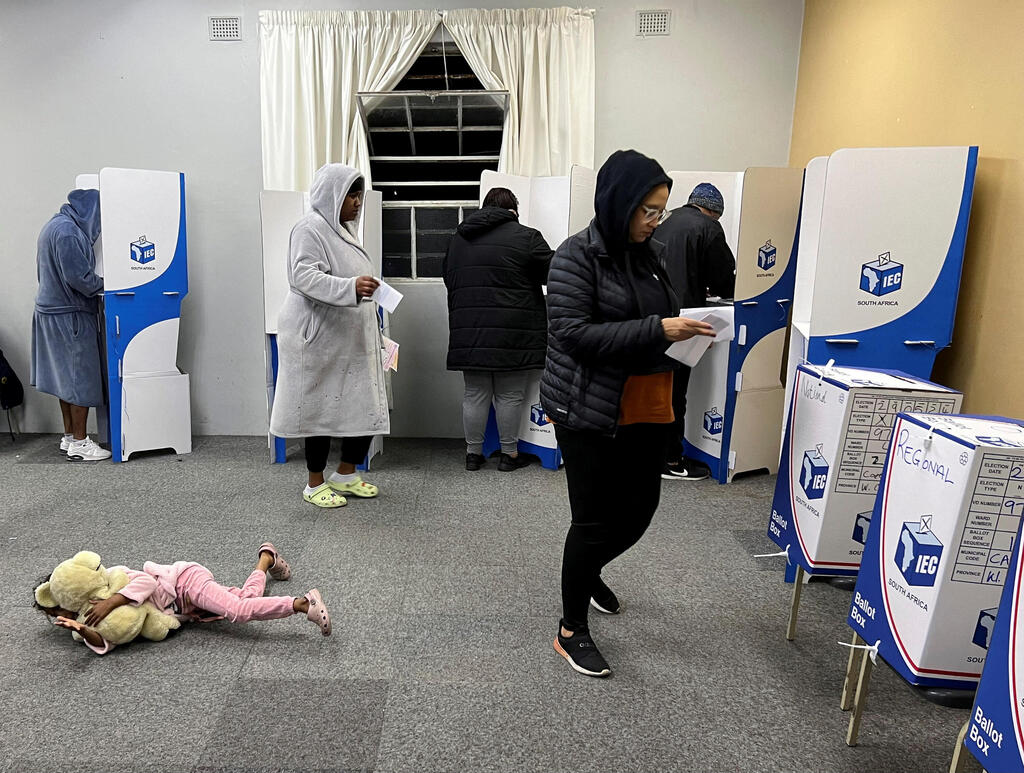 בקלפי בדרום אפריקה. יש מי שמצביעים, ויש מי שנאבקים עם הדובי (צילום: רויטרס / REUTERS / Esa Alexander) דרום אפריקה קלפי בחירות
