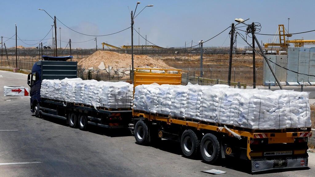Aid trucks entering Gaza via Israel border crossing (Photo: REUTERS/Amir Cohen) מעבר כרם שלום משאיות סיוע הומניטרי לרצועת עזה