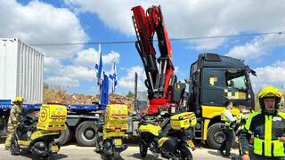 זירת התאונה במפעל ברמלה פועל נפגע מחפץ כבד במהלך עבודתו באתר בנייה סמוך ללוד חובשים ופראמדיקים של מד"א קובעים את מותו