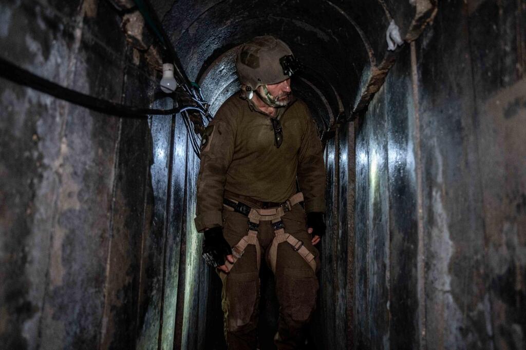 מפקד אוגדה 98 דן גולדפוס במנהרה בג'באליה. מכתש ענק נחפר (צילום: דובר צה"ל ) כוחות אוגדה 98 השלימו את משימתם במזרח ג׳באליא ויצאו להיערכות להמשך לחימה ברצועת עזה