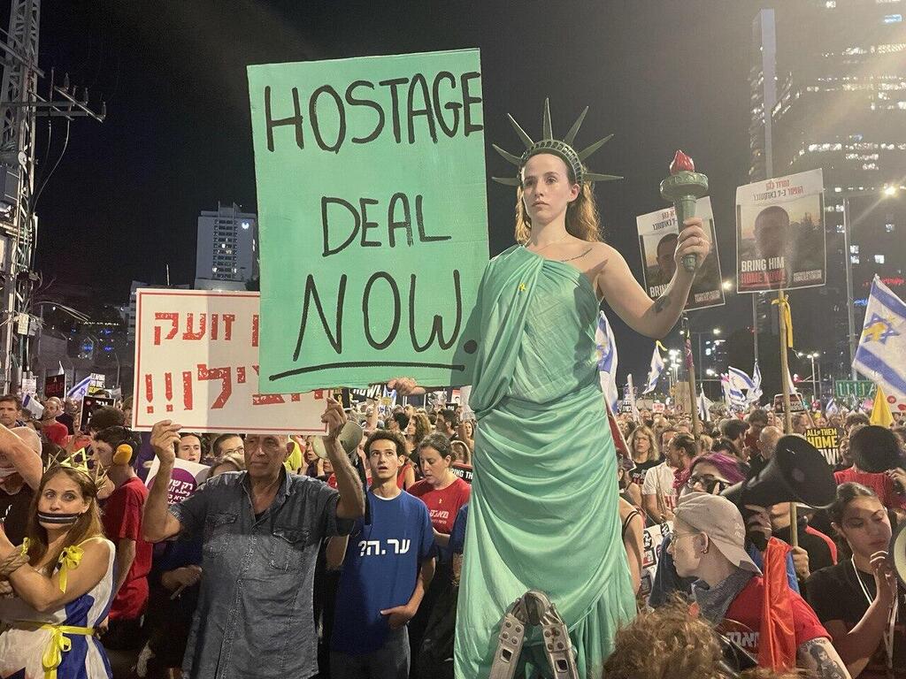 מיצב להחזרת החטופים ברחוב קפלן בתל אביב (צילום: מאיר תורג'מן) מיצב להחזרת החטופים ברחוב קפלן בתל אביב