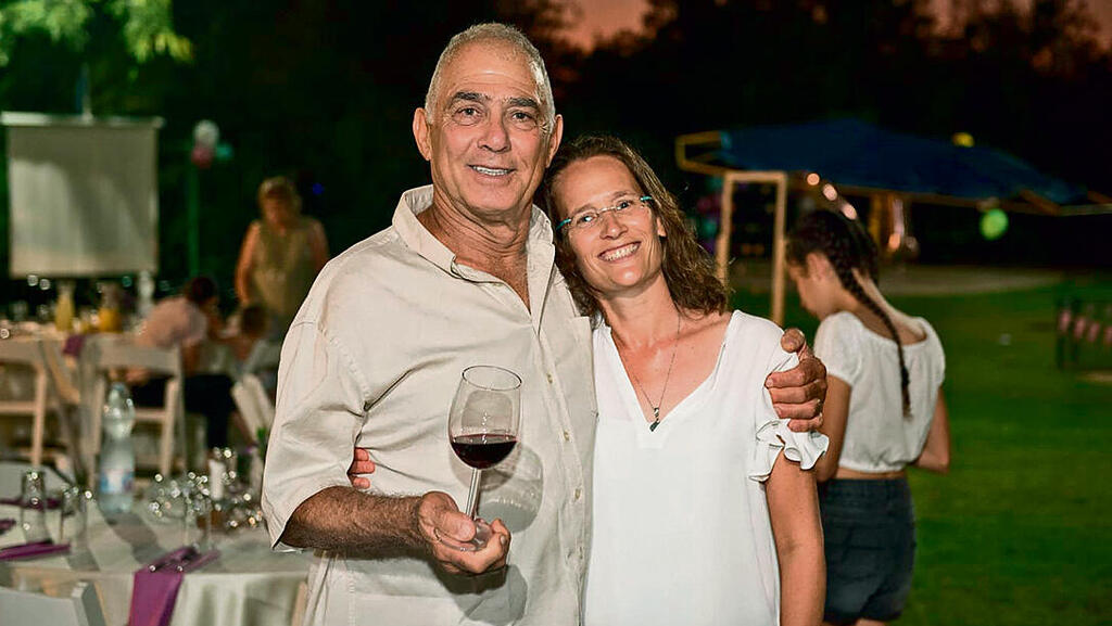 מחכה לחזרתו. עינב מוזס לצד גדי ( | צילום: רון רחמים) yk13946620