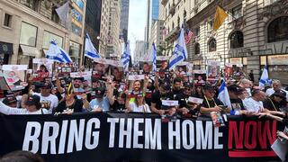 מצעד התמיכה בישראל עם משפחות החטופים, בשדרה החמישית בניו יורק, ארה"ב