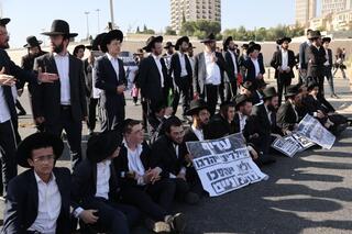 הפגנה של חרדים מחוץ לבג"ץ בירושלים נגד חוק הגיוס