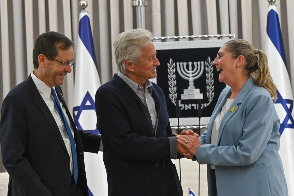 מייקל דאגלס עם נשיא המדינה יצחק הרצוג ורעייתו מיכל (צילום: קובי גדעון/לע״מ) מייקל דאגלס עם נשיא המדינה יצחק הרצוג ורעייתו מיכל