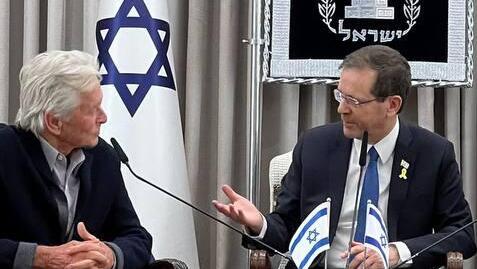 מייקל דאגלס ונשיא המדינה יצחק הרצוג