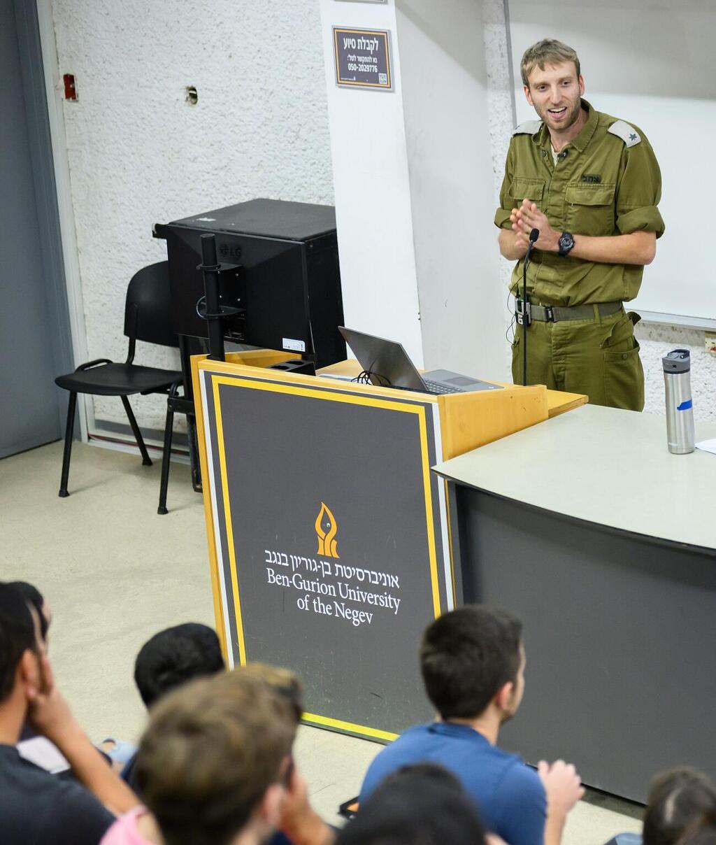 ד"ר ניר שלזינגר (צילום: דני מכליס) ד"ר ניר שלזינגר מרצה בפני סטודנטים באוניברסיטת בן גוריון בנגב
