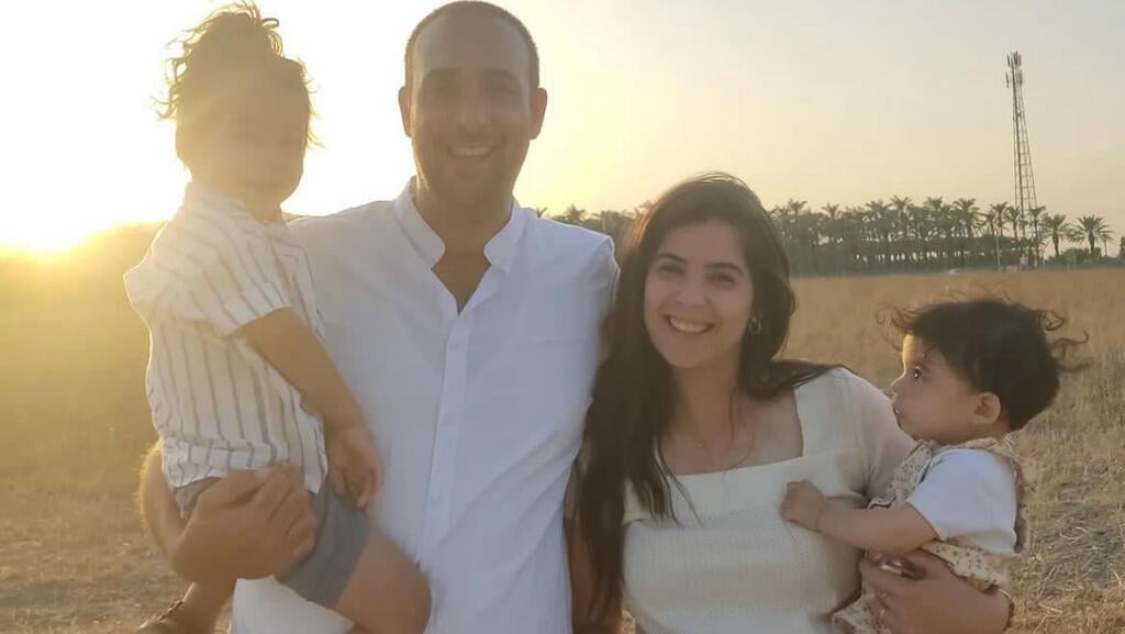 רצאבי ומשפחתו לפני המלחמה. "נאלץ ללמוד לחיות עם המגבלות" (צילום: מהאלבום המשפחתי) ערן רצאבי ומשפחתו