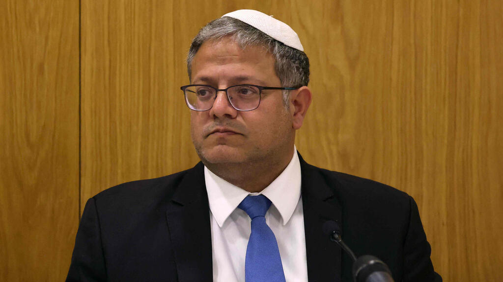 "הוא יהודי בכלל? ליצן". בן גביר (צילום: Menahem KAHANA / AFP) הצהרה לתקשורת של איתמר בן גביר בכנסת
