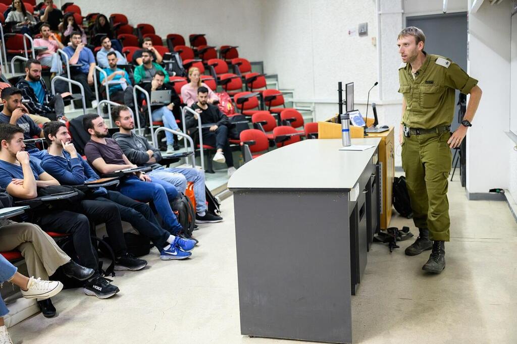 ד"ר ניר שלזינגר מרצה בפני סטודנטים באוניברסיטת בן גוריון בנגב (צילום: דני מכליס) ד"ר ניר שלזינגר מרצה בפני סטודנטים באוניברסיטת בן גוריון בנגב