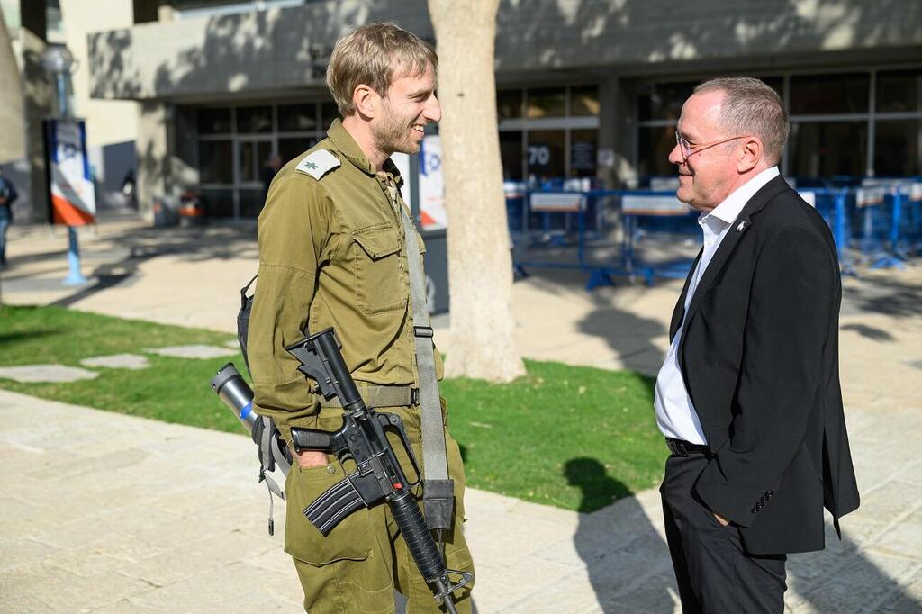 ד"ר ניר שלזינגר משוחח עם פרופ' דניאל חיימוביץ, נשיא אוניברסיטת בן גוריון בנגב (צילום: דני מכליס) ד"ר ניר שלזינגר משוחח עם פרופ' דניאל חיימוביץ, נשיא אוניברסיטת בן גוריון בנגב