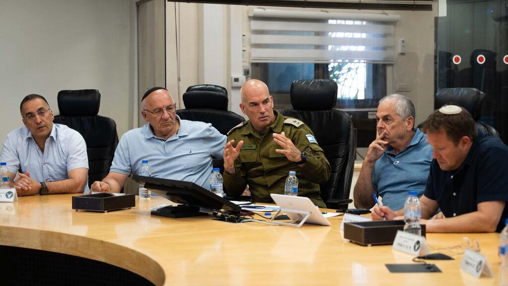 מפקד פיקוד צפון בפגישה עם ראשי היישובים בצפון (צילום: דובר צה"ל) מפקד פיקוד הצפון, אלוף אורי גורדין, נפגש אתמול (א׳) עם ראשי הרשויות בצפון