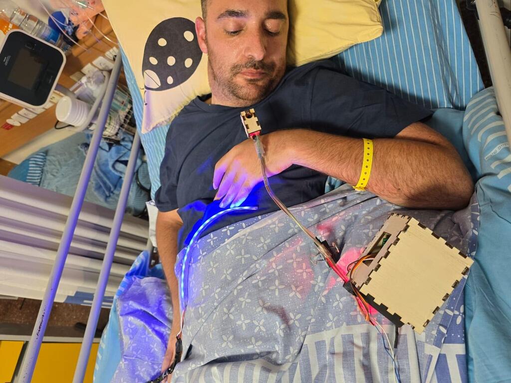 רצאבי עם העזרים שפיתחו התלמידים: פינג פונג אורות ומכשיר לתרגול פיזיותרפיה (צילום: מהאלבום הפרטי) ערן רצאבי, לוחם בגדוד חי"ר שנפצע אנוש