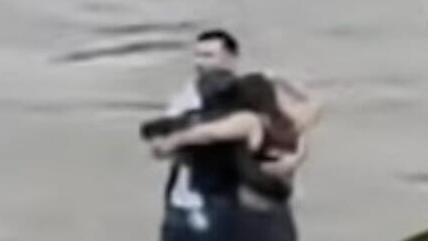 איטליה צעירים התחבקו לפני שנסחפו ב נהר שיטפון איטליה צעירים התחבקו לפני שנסחפו ב נהר שיטפון