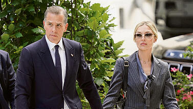 האנטר ביידן מגיע לביהמ"ש עם אשתו | צילום: Kevin Lamarque, רויטרס yk13949830