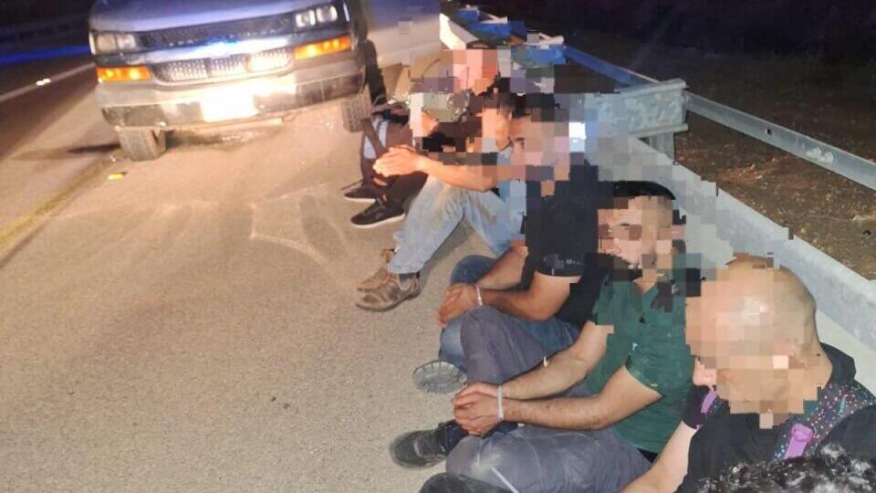 Palestinians arrested after climbing over border wall to enter Israel illegally שוהים בלתי חוקיים עוברים את חומת ההפרדה בקו התפר במזרח לכיש סמוך לישוב אליאב